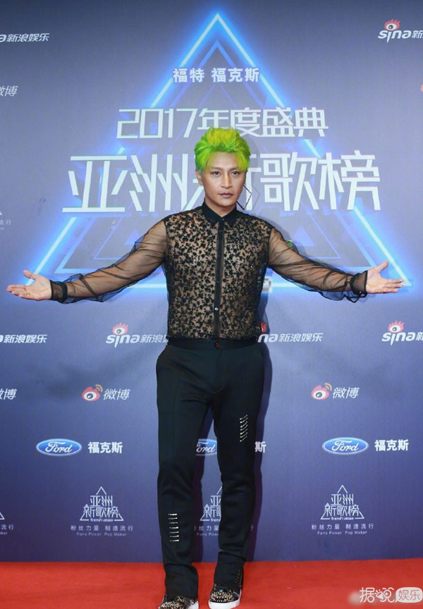 让男明星化大浓妆、穿透视装走秀？现在的时尚真让人看不懂