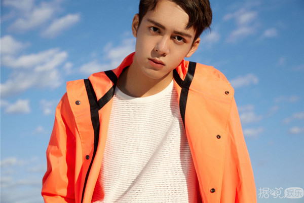 让男明星化大浓妆、穿透视装走秀？现在的时尚真让人看不懂