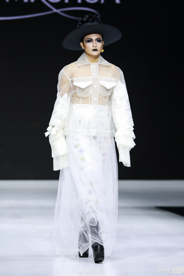 让男明星化大浓妆、穿透视装走秀？现在的时尚真让人看不懂