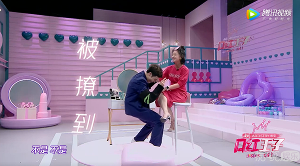 把男爱豆撩到腿软,何炅都看不下去,cp体质的鬼鬼有多厉害? 把男爱豆撩到腿软,何炅都看不下去,cp体质的鬼鬼有多厉害?