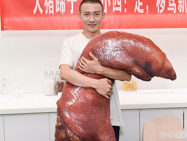鞋码大？胶原蛋白多？这些男明星对大猪蹄子的解释简直笑SKR人