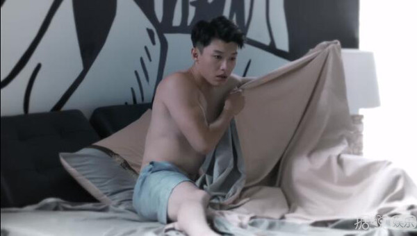 除了瞪眼还是瞪眼？Baby和黄轩的新剧不会这么尬吧