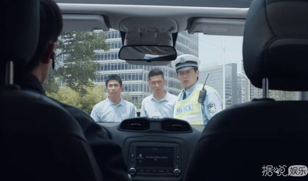 除了瞪眼还是瞪眼？Baby和黄轩的新剧不会这么尬吧