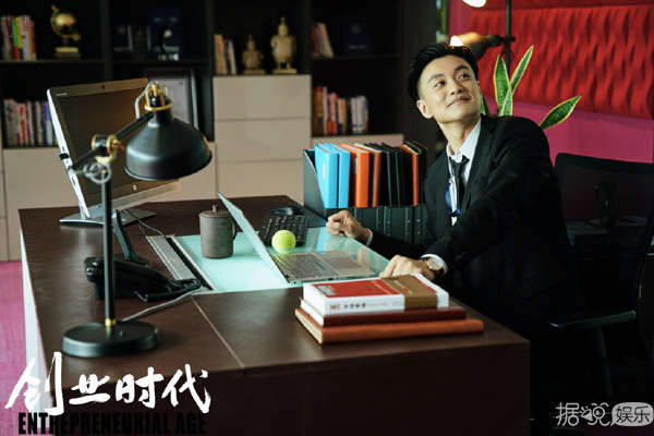 除了瞪眼还是瞪眼？Baby和黄轩的新剧不会这么尬吧