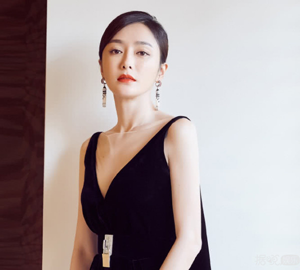 秦岚缝衣服上热搜是炒作？可迪丽热巴唐嫣也这么做过