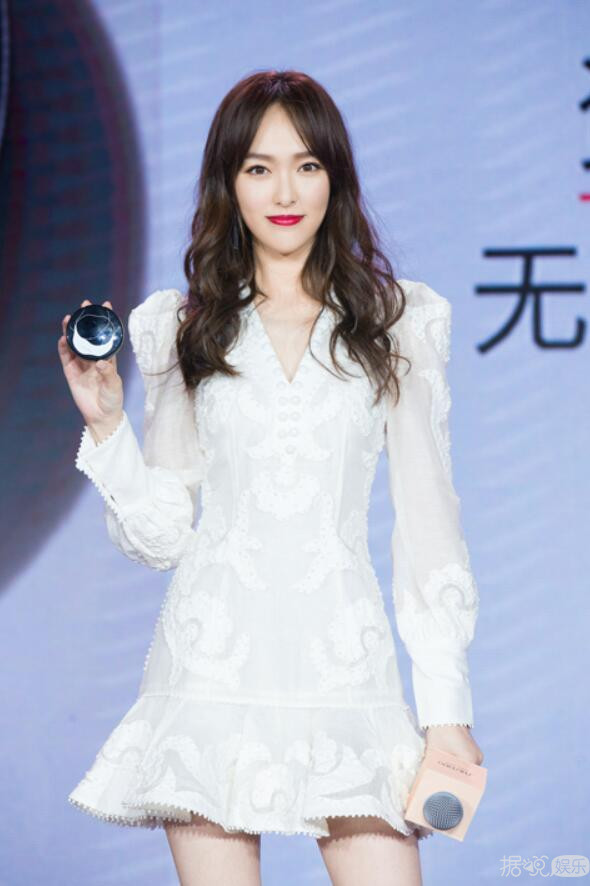 秦岚缝衣服上热搜是炒作？可迪丽热巴唐嫣也这么做过