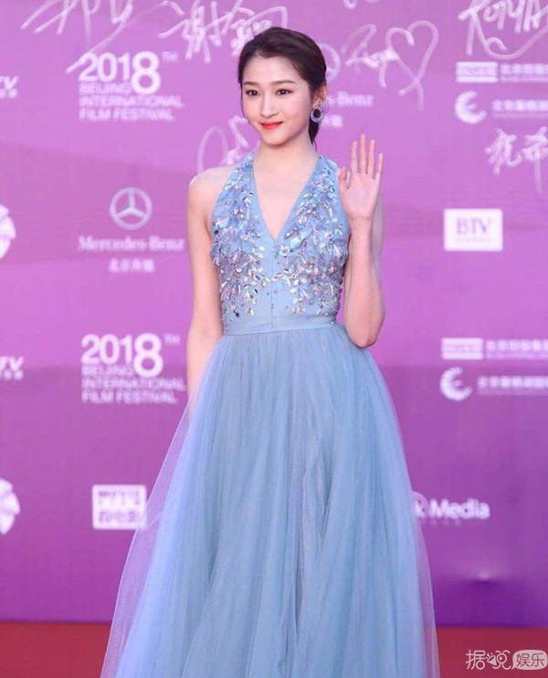 秦岚缝衣服上热搜是炒作？可迪丽热巴唐嫣也这么做过