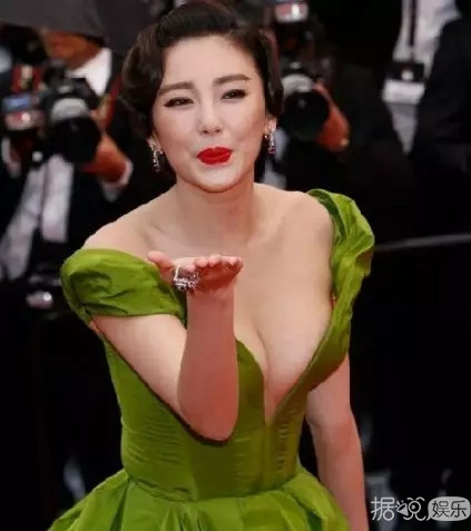 秦岚缝衣服上热搜是炒作？可迪丽热巴唐嫣也这么做过