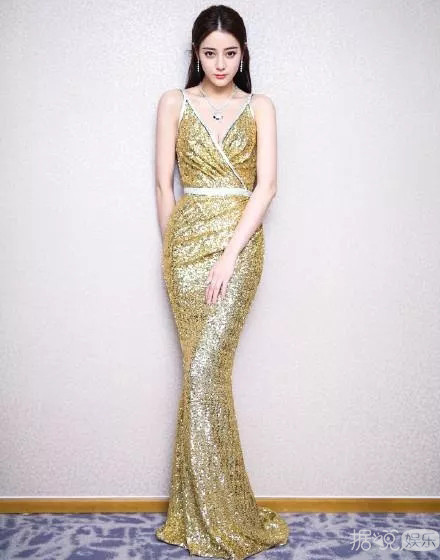 秦岚缝衣服上热搜是炒作？可迪丽热巴唐嫣也这么做过