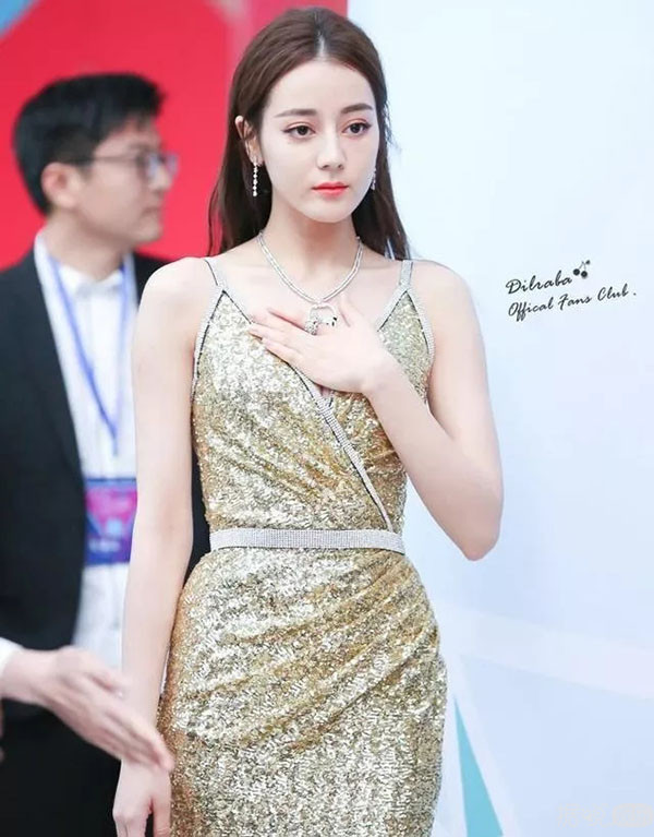 秦岚缝衣服上热搜是炒作？可迪丽热巴唐嫣也这么做过