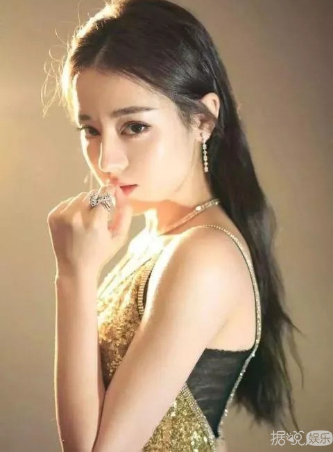 秦岚缝衣服上热搜是炒作？可迪丽热巴唐嫣也这么做过