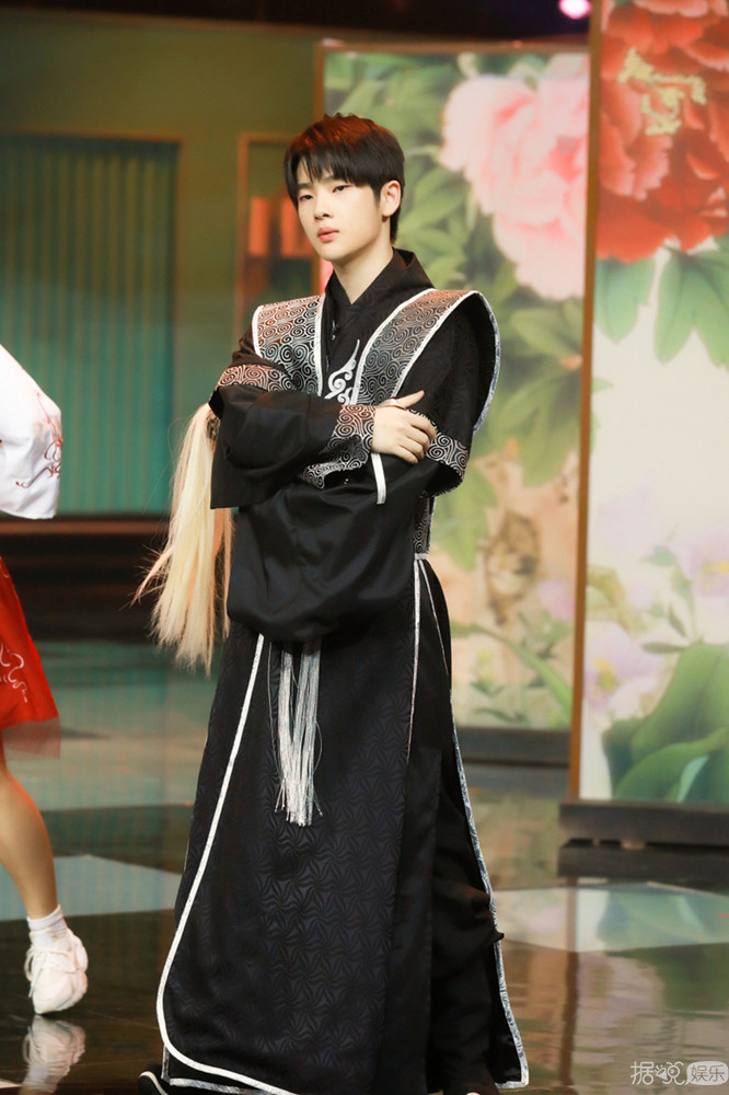 周震南现身烧脑综艺《哥哥别闹啦》  化身国师成团宠