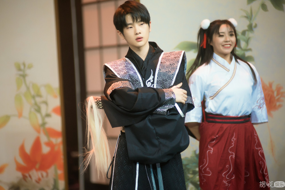 周震南现身烧脑综艺《哥哥别闹啦》  化身国师成团宠