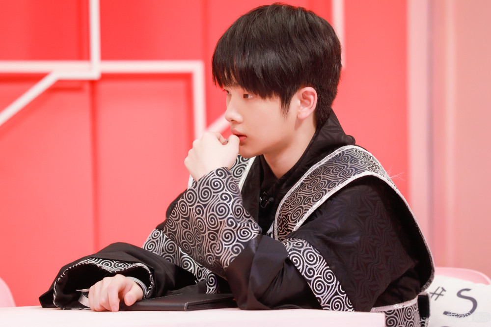 周震南现身烧脑综艺《哥哥别闹啦》  化身国师成团宠