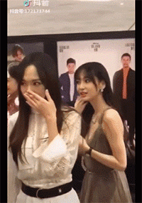 杨幂和唐嫣又再次上演了年度最尴尬画面