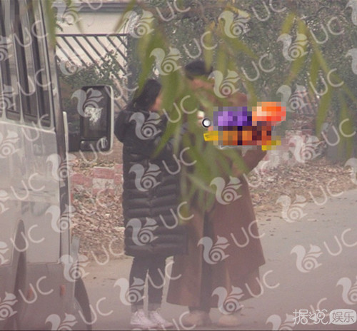 同女助理喝一根吸管，周一围就不能注意下自己吗？