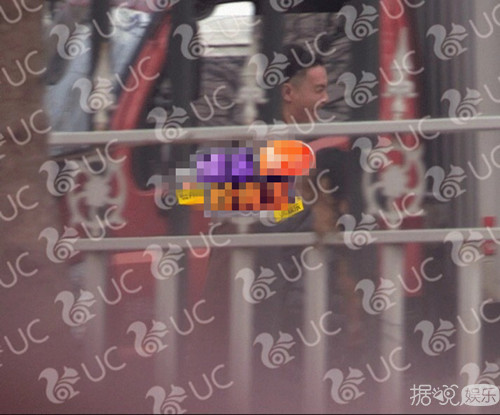 同女助理喝一根吸管，周一围就不能注意下自己吗？