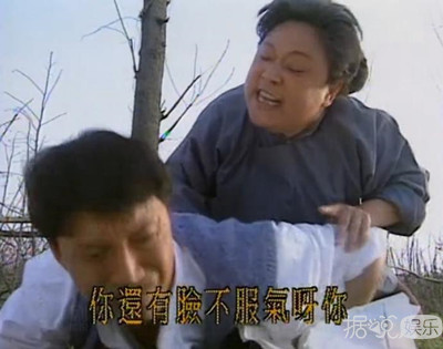 同女助理喝一根吸管，周一围就不能注意下自己吗？