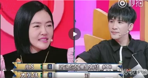 同女助理喝一根吸管，周一围就不能注意下自己吗？