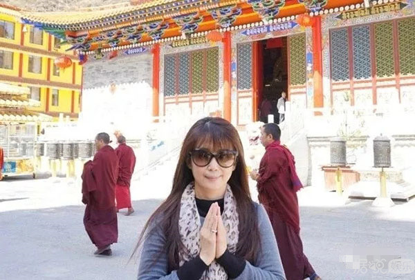 曾排名华语乐坛女歌手NO.1的她离婚是因跟女助理有染? 曾排名华语乐坛女歌手NO.1的她离婚是因跟女助理有染?