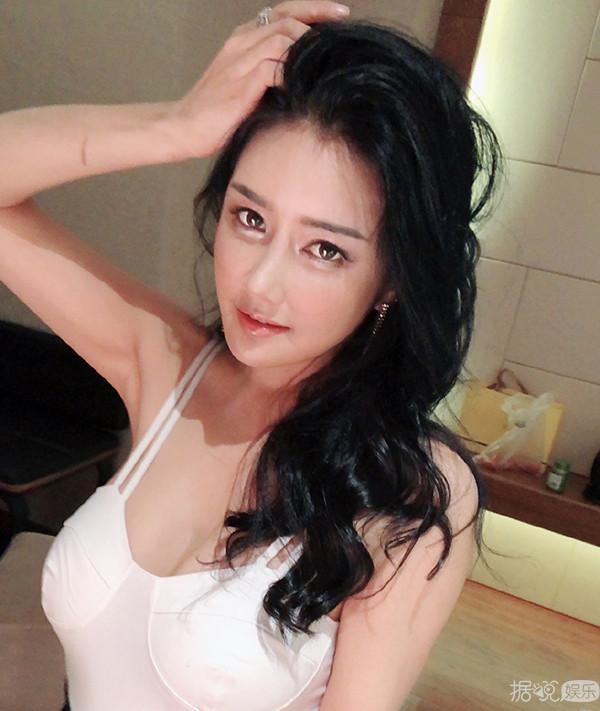 曾排名华语乐坛女歌手NO.1的她离婚是因跟女助理有染? 曾排名华语乐坛女歌手NO.1的她离婚是因跟女助理有染?