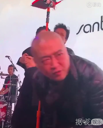 萧敬腾被不明男子熊抱，保镖急得裤子都掉了
