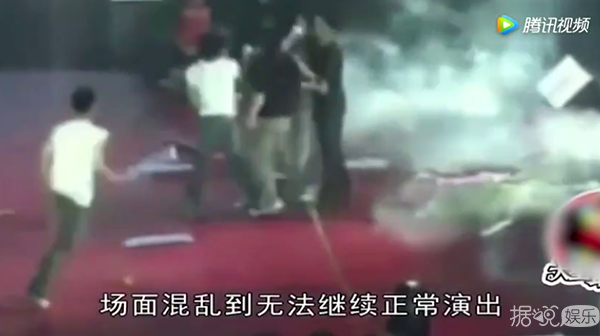萧敬腾被不明男子熊抱，保镖急得裤子都掉了