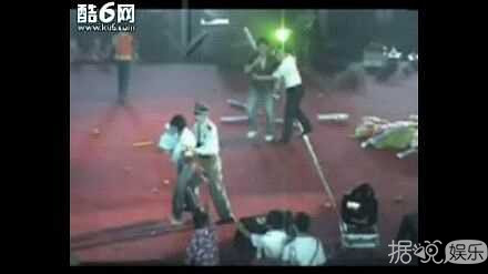 萧敬腾被不明男子熊抱，保镖急得裤子都掉了