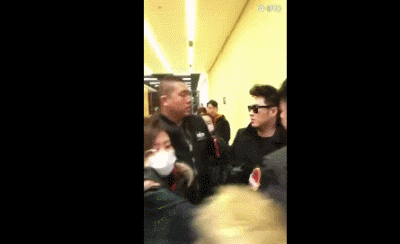 萧敬腾被不明男子熊抱，保镖急得裤子都掉了