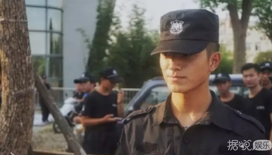 萧敬腾被不明男子熊抱，保镖急得裤子都掉了
