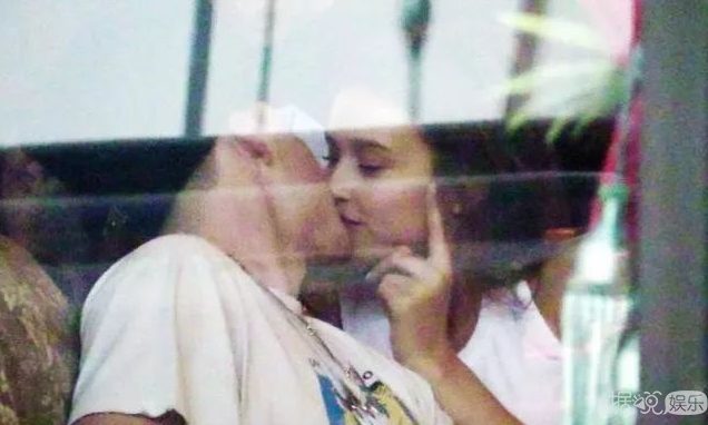 跟贝克汉姆儿子分手后就出柜女模特，她到底经历了什么？