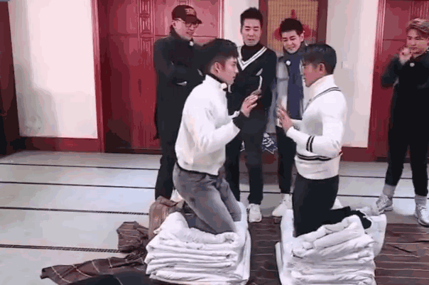 点击收看大型综艺事故现场！笑到原地腾空三周半