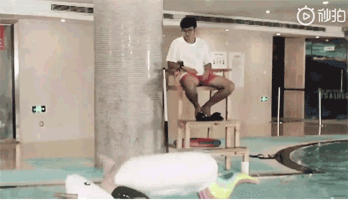 点击收看大型综艺事故现场！笑到原地腾空三周半