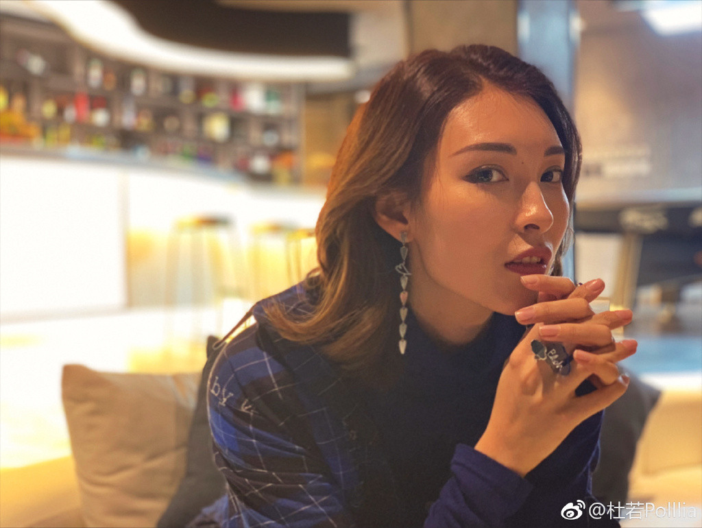 她像4点钟起来熬梨汁的女孩子吗？