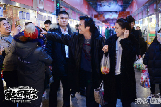 电影《家和万事惊》定档1月18日，吴镇宇袁咏仪菜市场上演最接地气T台秀引爆圣诞
