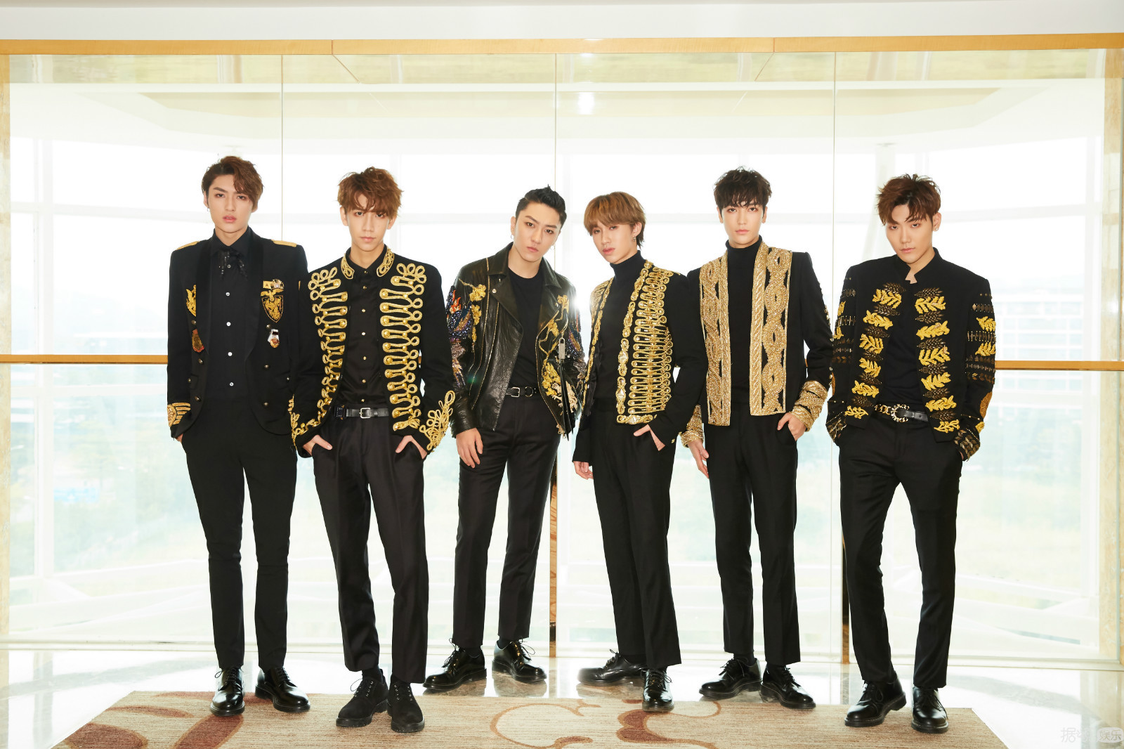 C.T.O男团亮相跨年演唱会 帅气造型实力舞台引尖叫