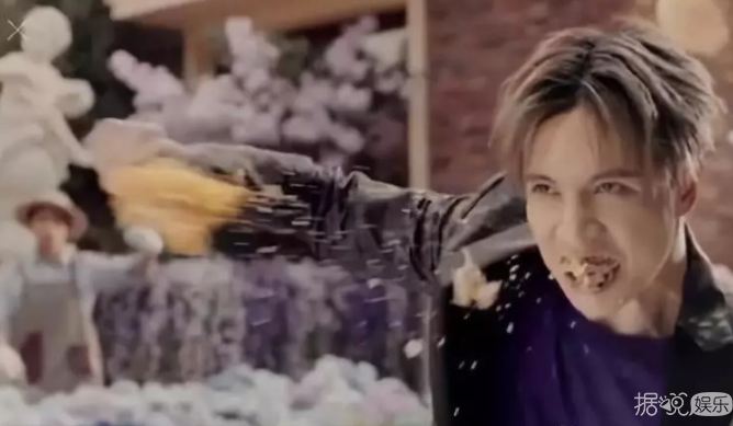 薛之谦裤裆里掏油条？低俗or搞笑一线之间