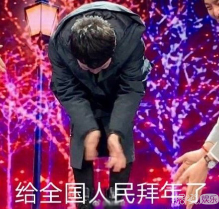 谁能想到爱豆的大片背后，会是这种沙雕画风呢？