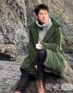 谁能想到爱豆的大片背后，会是这种沙雕画风呢？