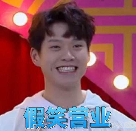 谁能想到爱豆的大片背后，会是这种沙雕画风呢？
