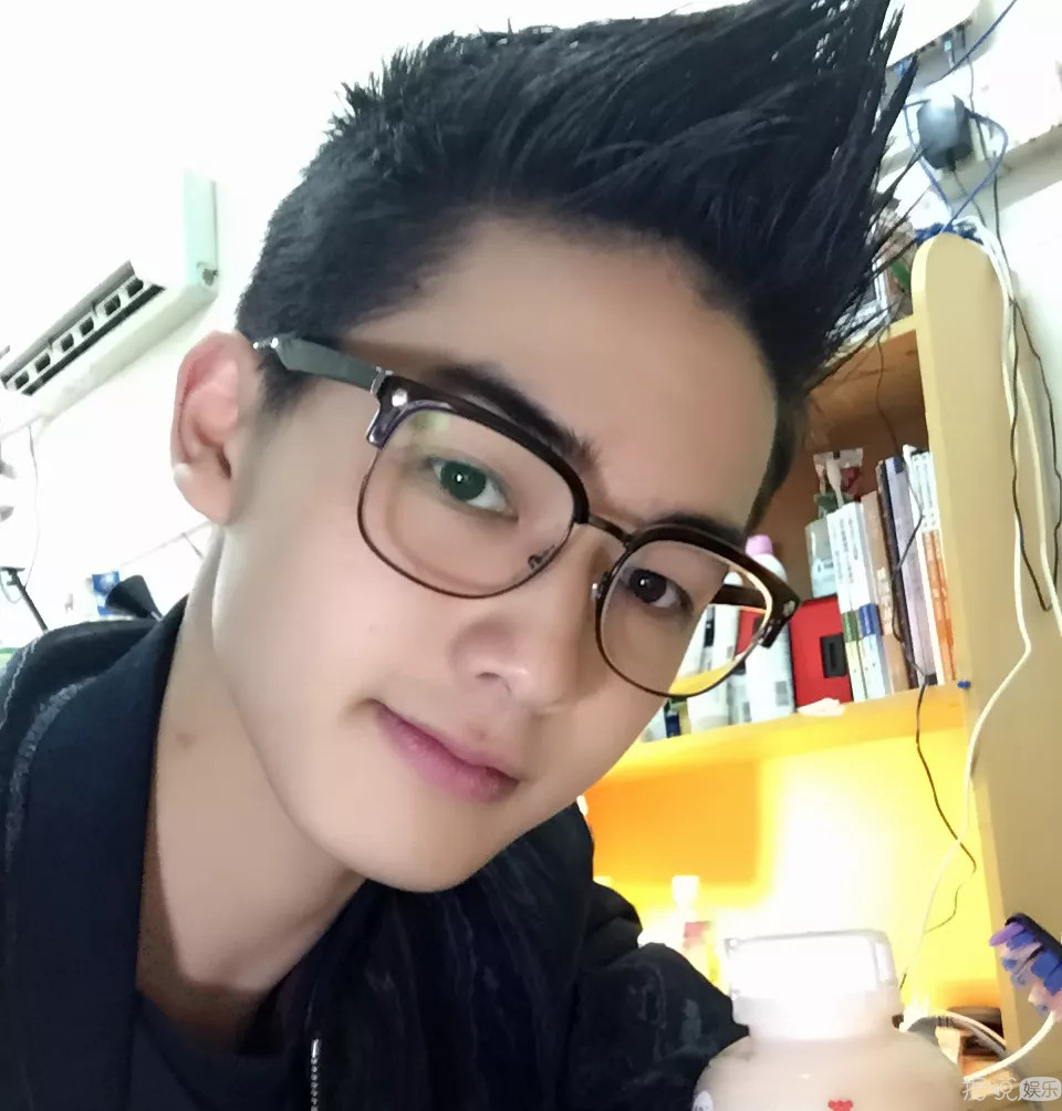 非主流时期的照片都能这么好看，这大概就是明星吧？