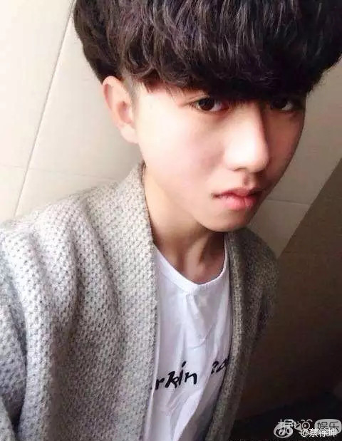 非主流时期的照片都能这么好看，这大概就是明星吧？