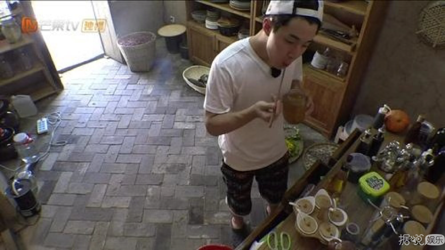 一直被吐槽犯傻尬撩的他，真的要退出节目了……
