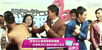 那个曾经扑倒刘亦菲的变态，又强行摸了景甜的手
