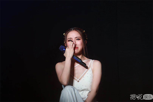 热点 | 李荣浩演唱会被粉丝怼？邓紫棋在台上哭了？