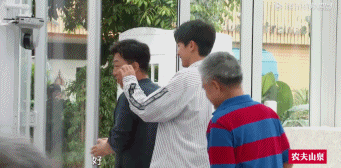 冲着黄渤去笑的，结果哭着回来了