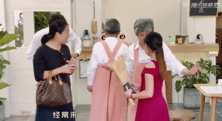冲着黄渤去笑的，结果哭着回来了