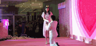 99999朵玫瑰加LV戒指求婚，还能土上热搜也skr人才