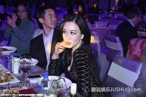 钟丽缇现身晚宴大秀性感 嘟嘴撩发风姿绰约