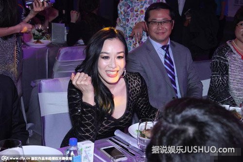 钟丽缇现身晚宴大秀性感 嘟嘴撩发风姿绰约